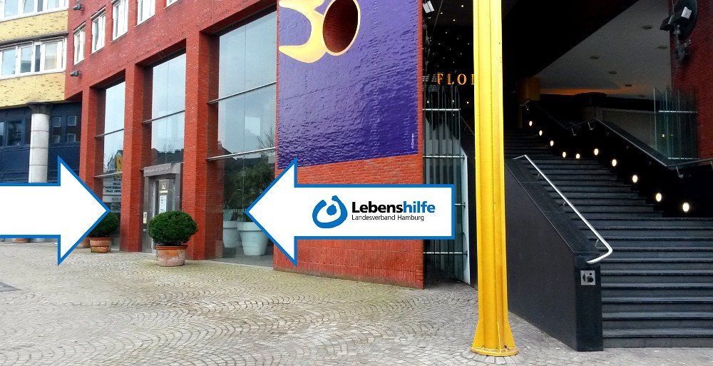 Treppe_Tuer_Pfeil_web Eingang zur Lebenshilfe Hamburg