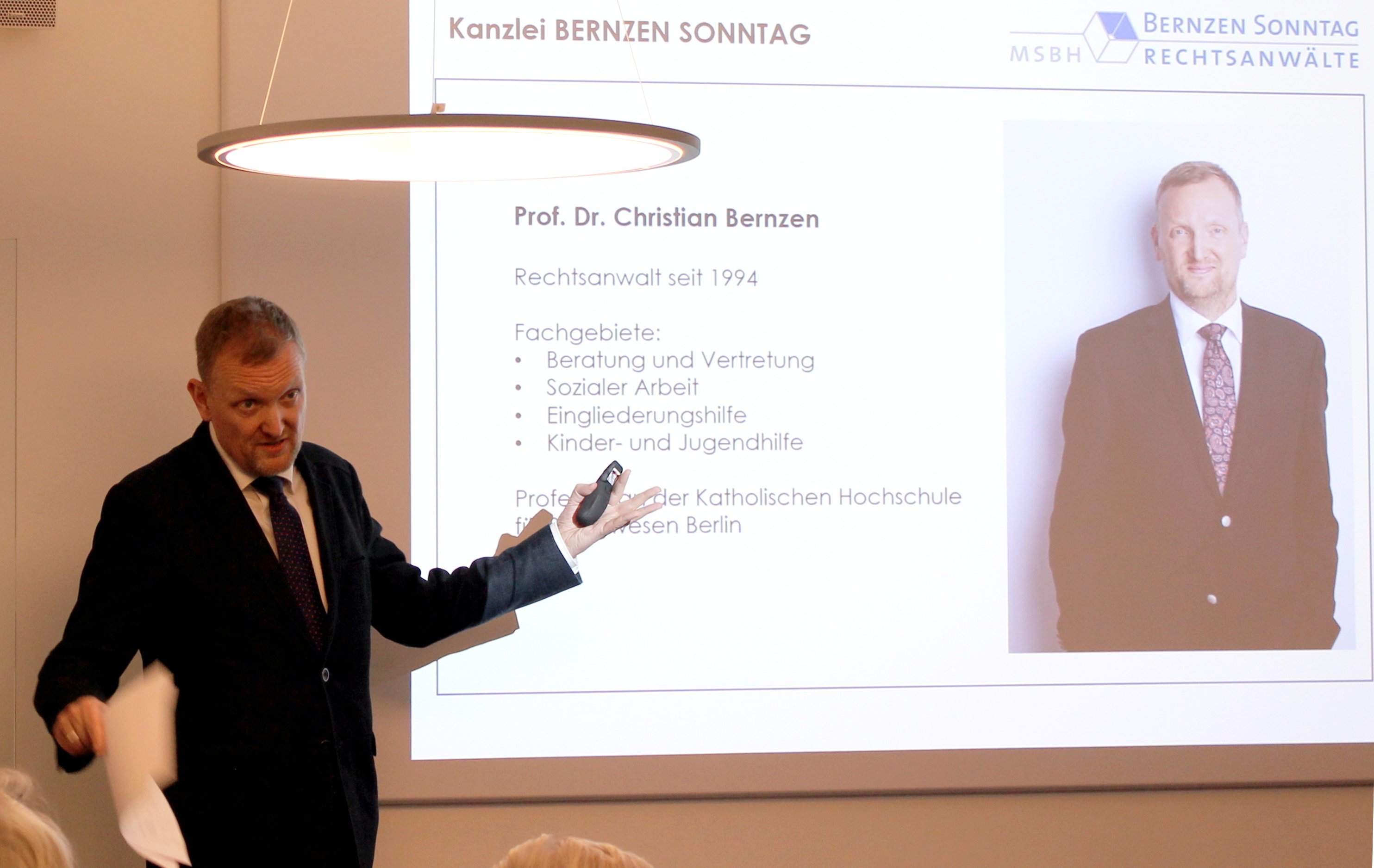 Prof. Dr. Bernzen hält einen Vortrag über das Bundesteilhabegesetz
