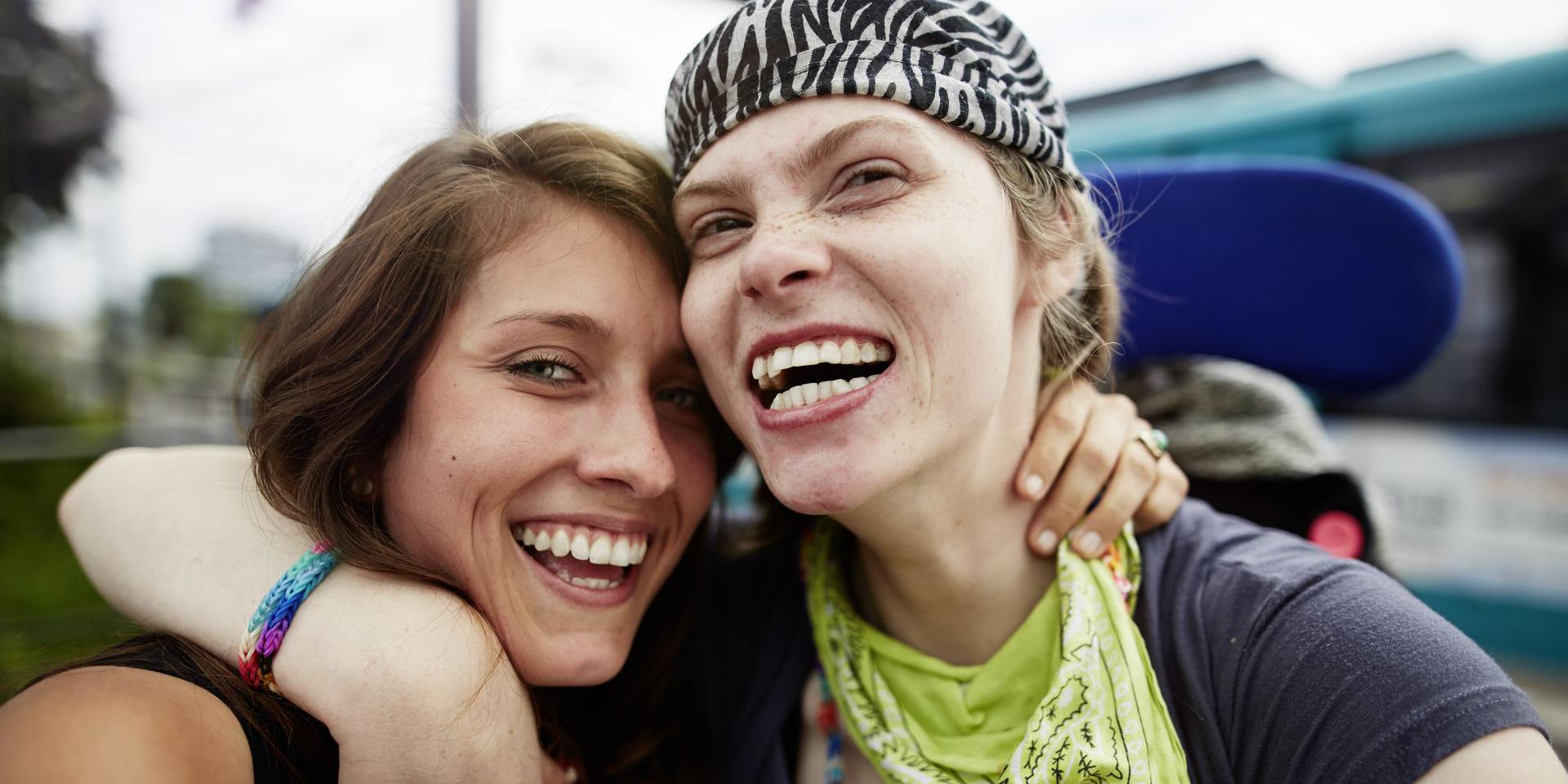 2 lachende Frauen umarmen sich