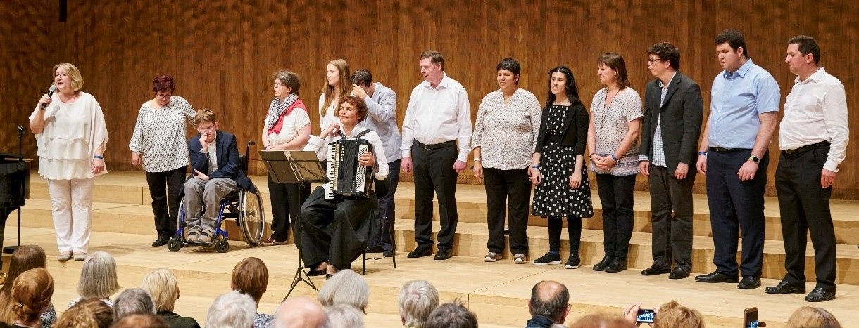 Chormitglieder in der Elbphilharmonie