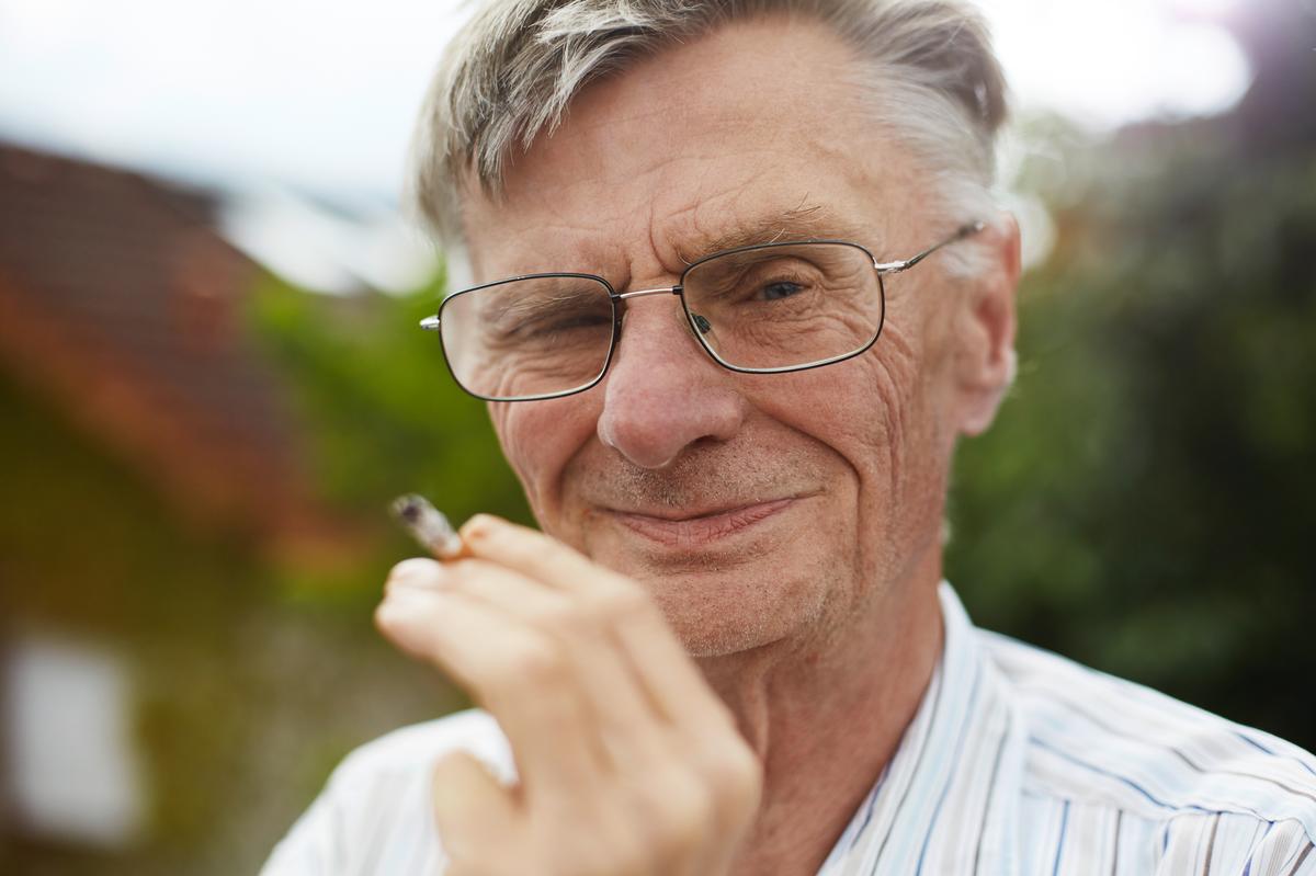 Porträt: älterer Mann mit Zigarette in der Hand