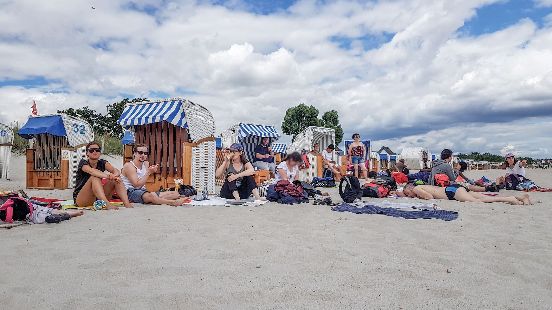 Ostseestrand: Strandkörbe und Teilnehmer der Ferienfreizeitwochen