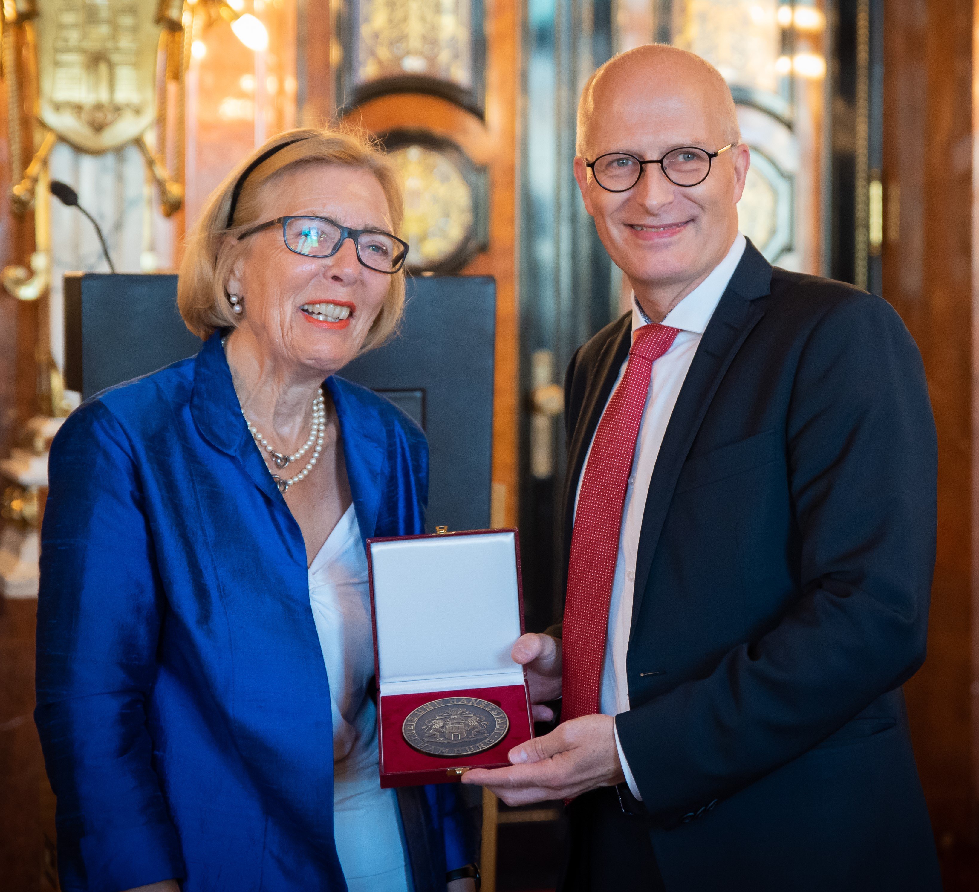 Birgit Zeidler und Bürgermeister Peter Tschentscher bei der Verleihung einer Medaille