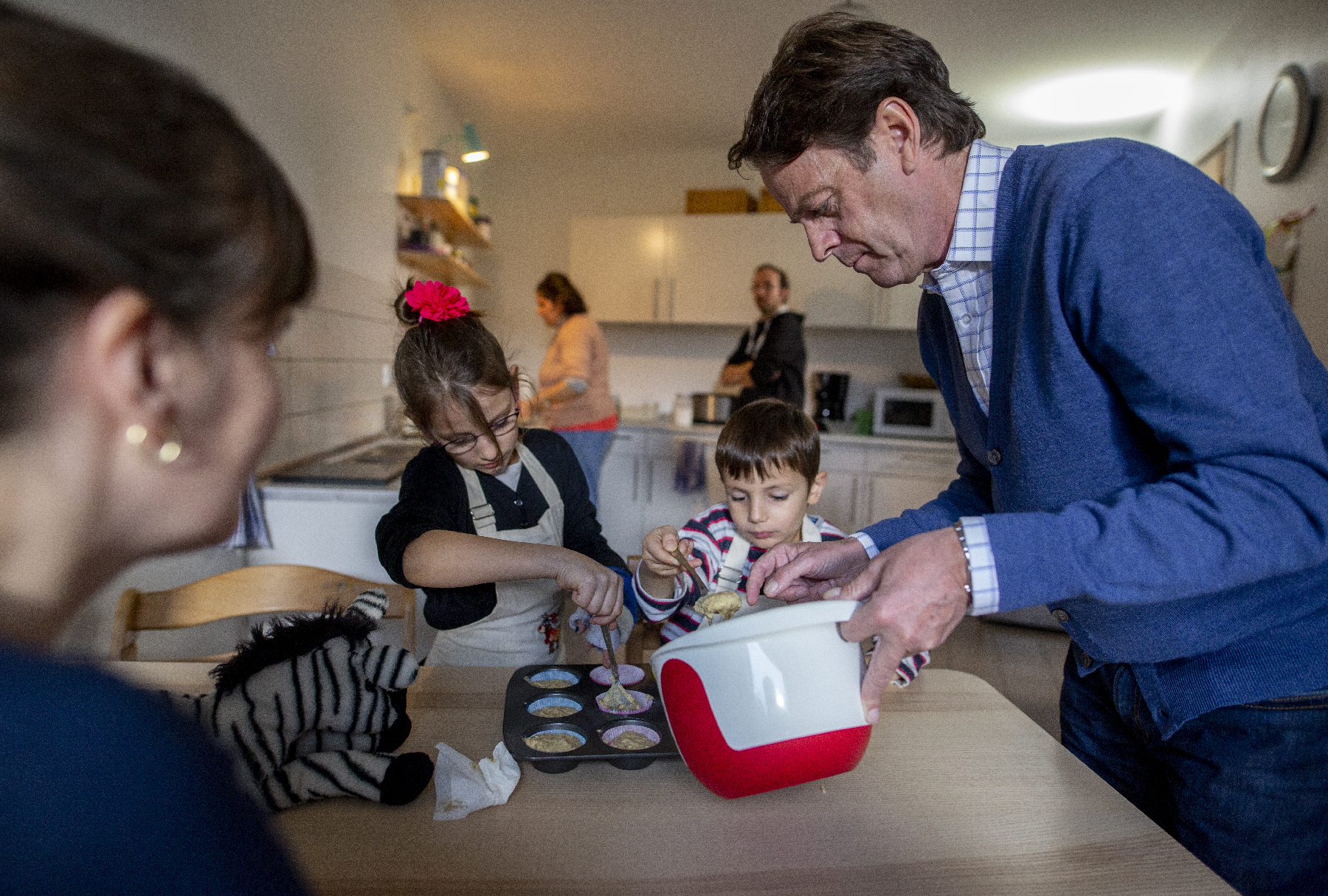 Foto: Rudi Cerne backt zusammen mit den Kindern der Familie Tavonius Muffins