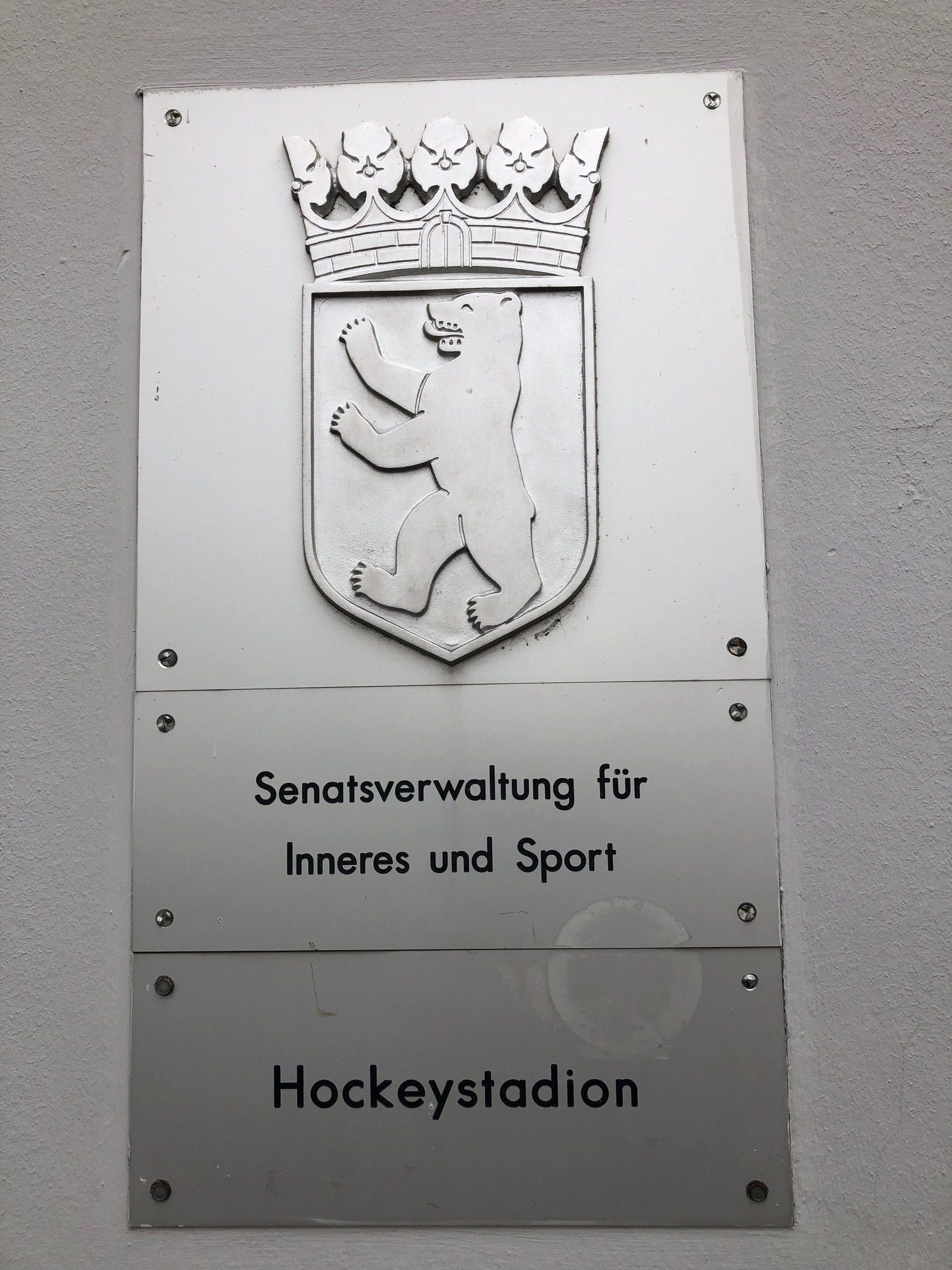Schild an Gebäude: Senatsverwaltung für Inneres und Sport, Hockeystadion