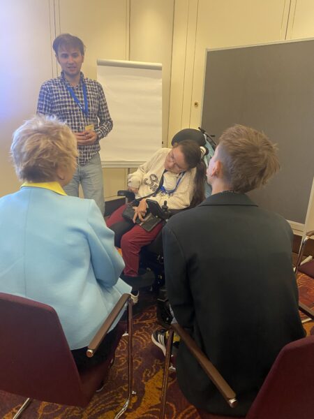 Zwei Frauen werden von zwei Peers beraten