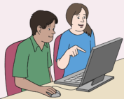 zwei Menschen sitzen vor einem Computer. Die erine Person zeigt auf den Bildschirm und erklärt etwas