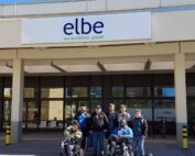 Eine Gruppe von Menschen vor dem Eingang zu den Elbe-Werkstätten